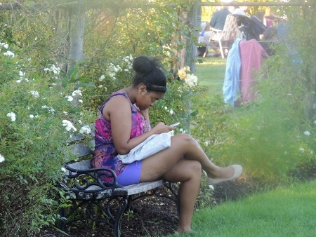 woman sitting on bench texting,love pics