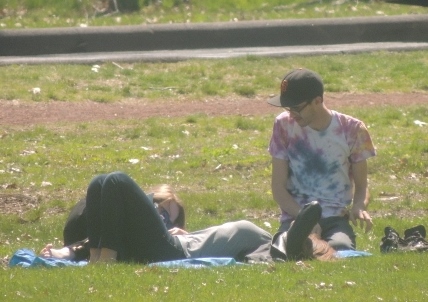 couple on picnic blanket,images