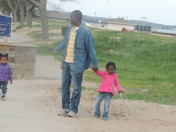 dad walking with toddlers on beach,love displays