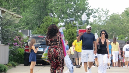 lovers walking on boardwalk,pictures love