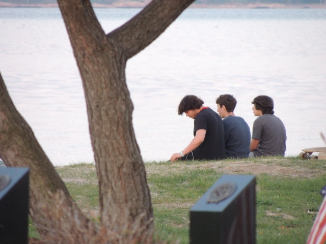 teen boys sitting on beach,pictures love