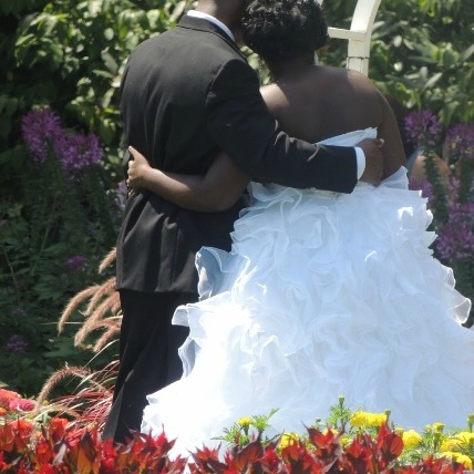 wedding couples posing in garden,gifts