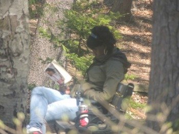 woman reading under tree,photos images